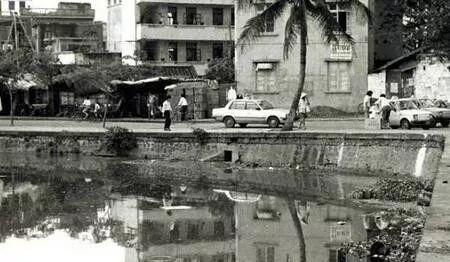 摄于1988年12月， 三角池。位于博爱路和海府路交会的地方有一个小的蓄水的池塘