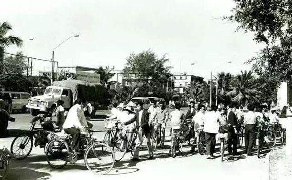 摄于1988年12月10日，那时的海口市还没有指挥交通的红绿灯，大家各自看情况通行。可以看到自行车是人们的重要交通工具