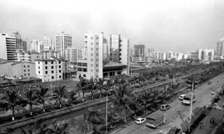 摄于1992年3月， 这是海口龙昆北路北段，是当时海口最有“现代城市”气息的地方