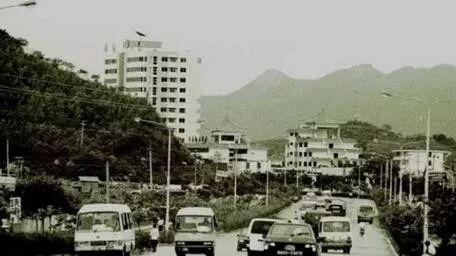 摄于1994年3月，海口到三亚公路进入三亚市区的路段，榆林基地大门口附近