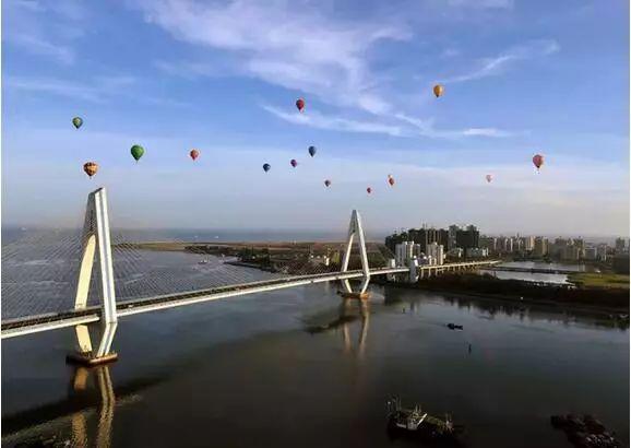 摄于2011年，海口世纪大桥和海甸岛